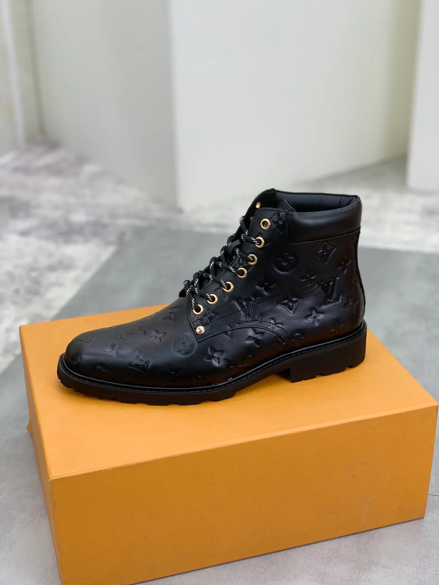 Men's shoes 💰P600💰【New】🆘Water-dyed cow lining LV Louis Vuitton business high-top leather shoes, made of original imported Italian 🇮🇹 selected calfskin, full cowhide lining, carefully handmade by professional shoemakers, the original version is specially designed for wear-resistant outsole. Standard code: 38-44 3⃣️color🉑️select
